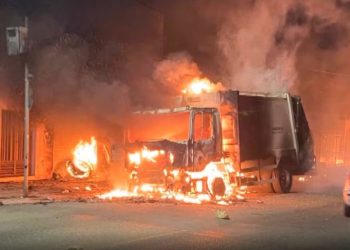 Caminhão de coleta de lixo pega fogo e atinge casa em Ribeirópolis