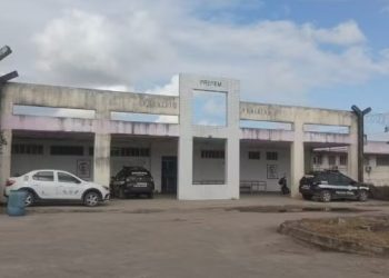 Após pagamento de fiança, mulher suspeita de esfaquear estudante em ônibus escolar é solta