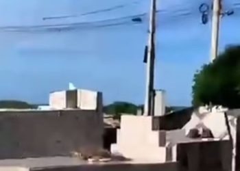 Cruzes são depredadas em cemitério de Aracaju